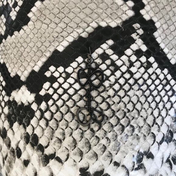 *SOLD* Jessica Simpson Handbag, Blk/Wht Snakeskin - Picture 9 of 13